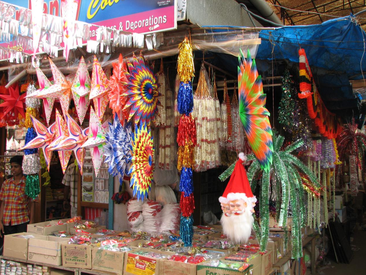 India_-_Kerala_-_071_-_Cochin_-_Xmas_decorations_for_sale_(2077712791)