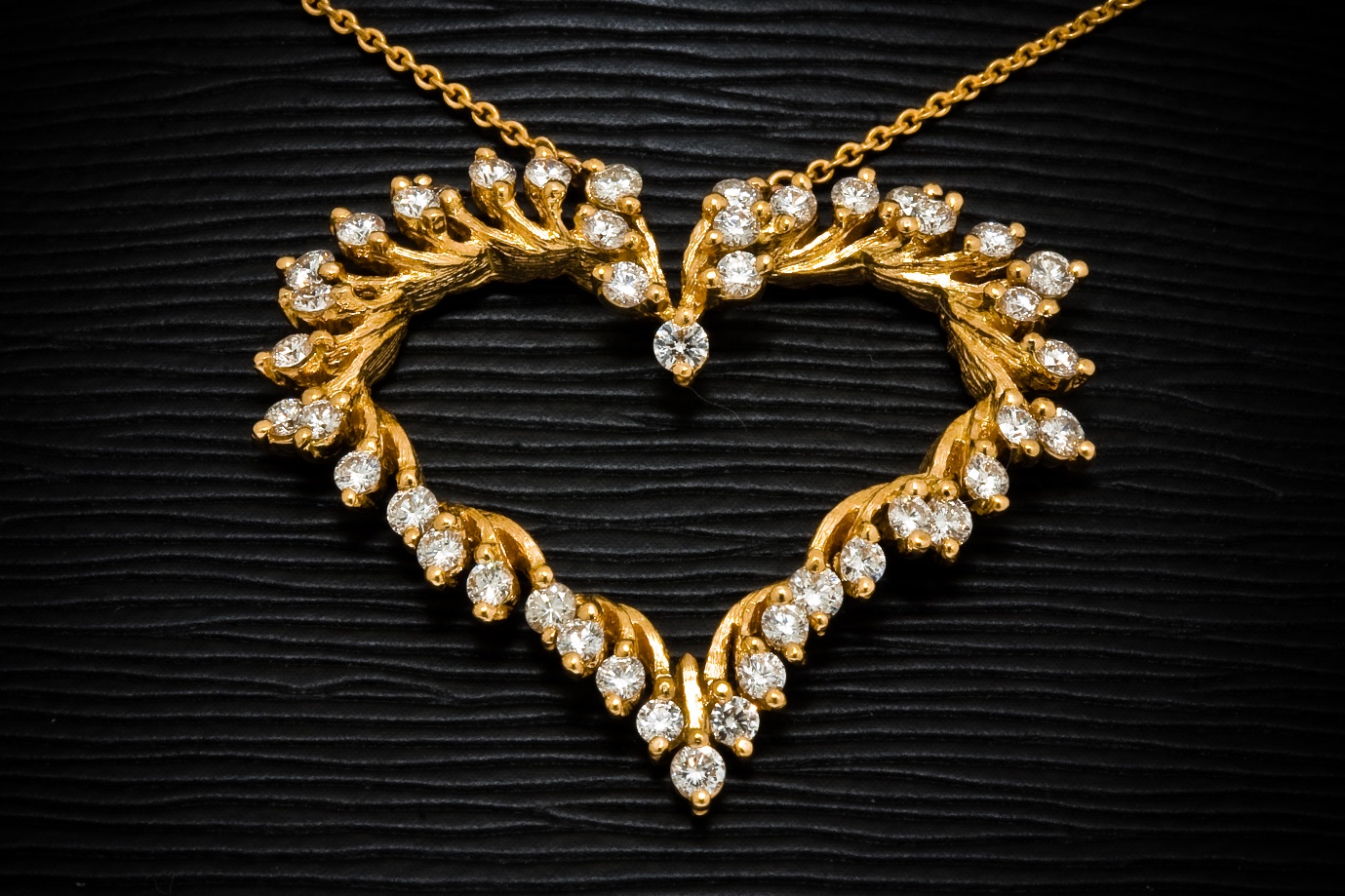 https://upload.wikimedia.org/wikipedia/commons/d/da/Gold-jewellery-jewel-henry-designs-terabass.jpg