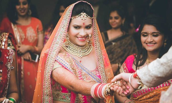 http://www.indweds.com/wp-content/uploads/2015/02/3-indian-bride-groom-holding-hands.jpg