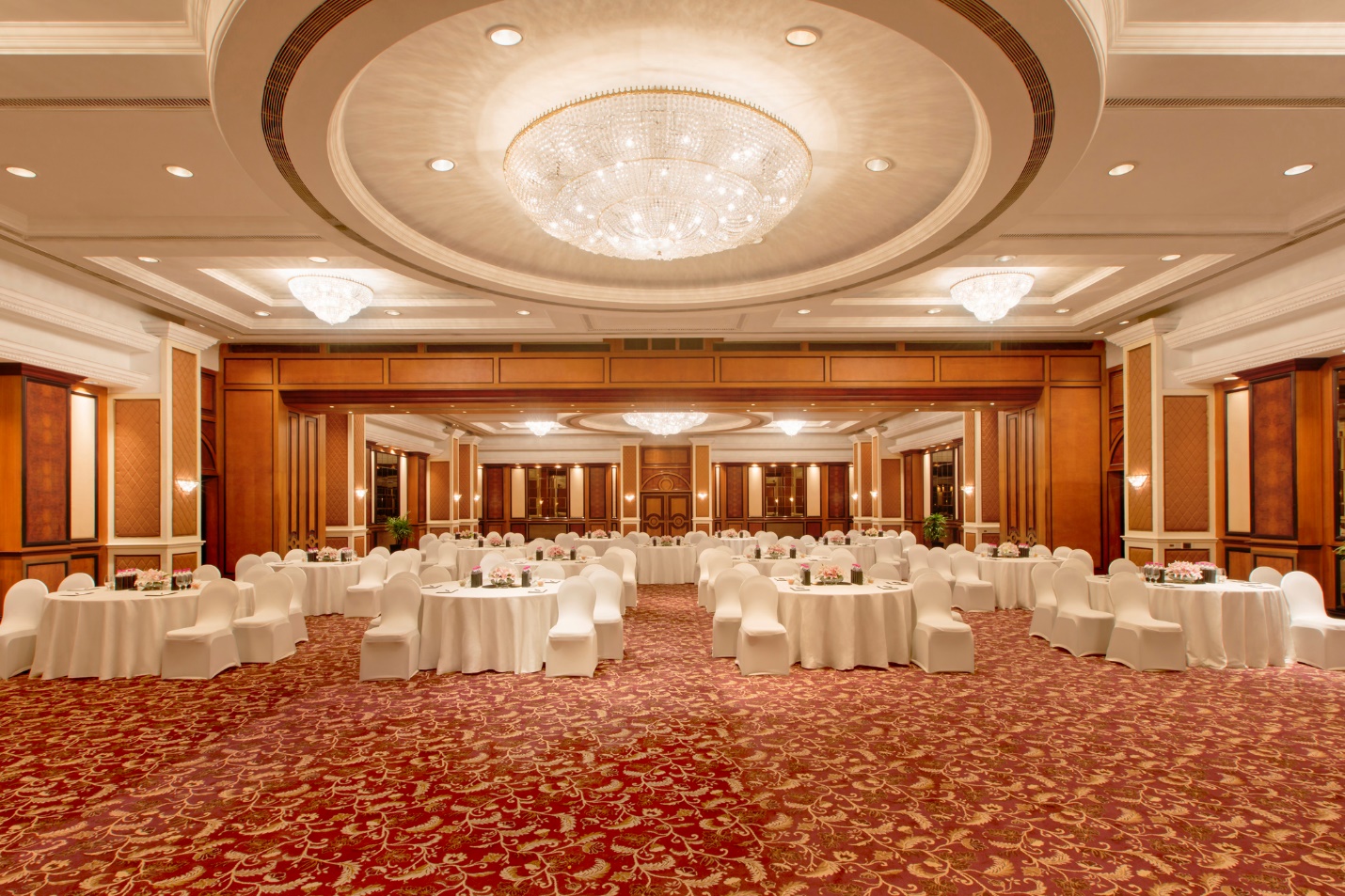 https://taj.tajhotels.com/content/dam/luxury/hotels/Taj_Lands_End_Mumbai/images/master/Ballroom.jpg