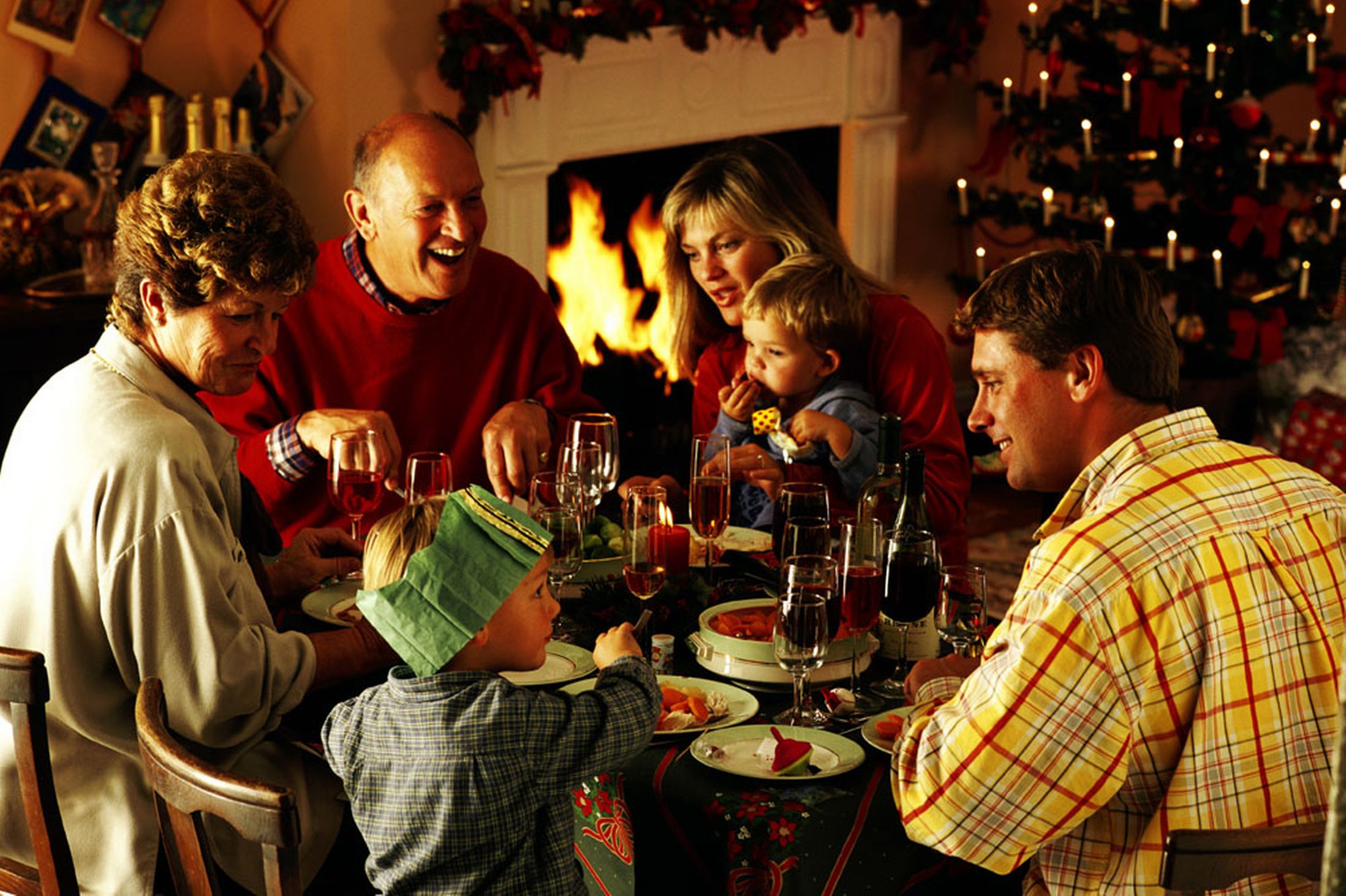 http://www.shellybeachgolfclub.com.au/wp-content/uploads/2014/11/Family-eating-Christmas-dinner.jpg