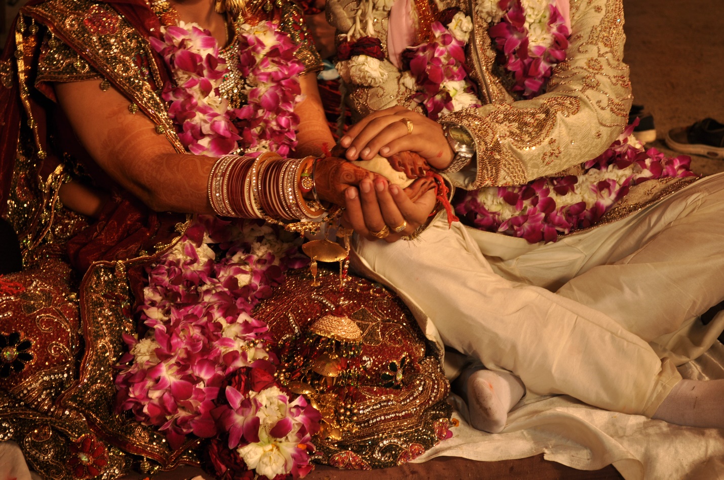 https://upload.wikimedia.org/wikipedia/commons/b/bd/Indian_wedding_Delhi.jpg