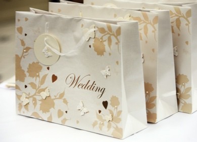 http://cdn2.planyourperfectwedding.com/sites/default/files/imagecache/623px_wide/main/DP2_gift%20bags.jpg