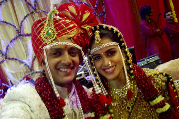 http://photos.filmibeat.com/ph-big/2012/02/ritesh-deshmukh-genelia-d-souza-wedding_13282651194.jpg